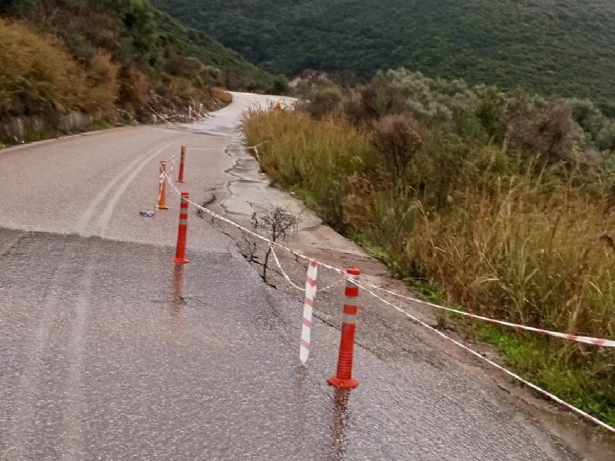Καθίζηση στη διασταύρωση Παλαιοκαρυά-Νερομάνα (φωτο)
