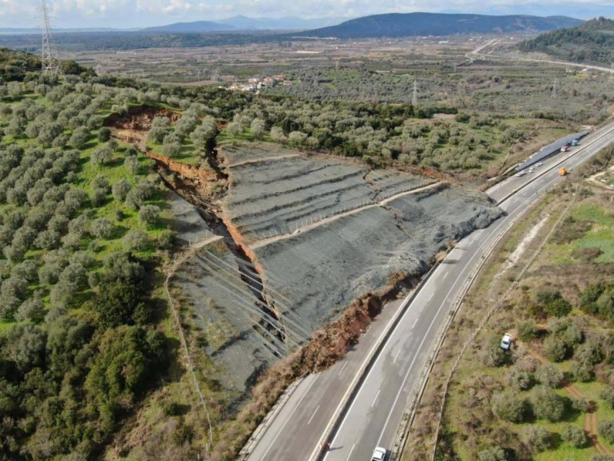 Κατολίσθηση στην Ιόνια Οδό: Πιάνουν δουλειά τα σκαπτικά για την απομάκρυνση χωμάτων και βραχωδών υλικών