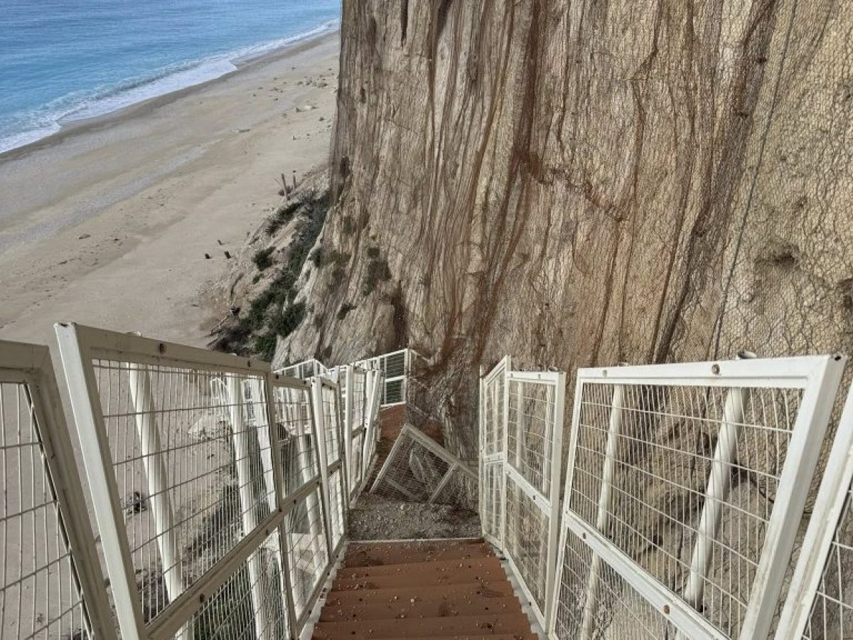 Κατολισθήσεις στην σκάλα πρόσβασης για την παραλία των Εγκρεμνών στο Αθάνι