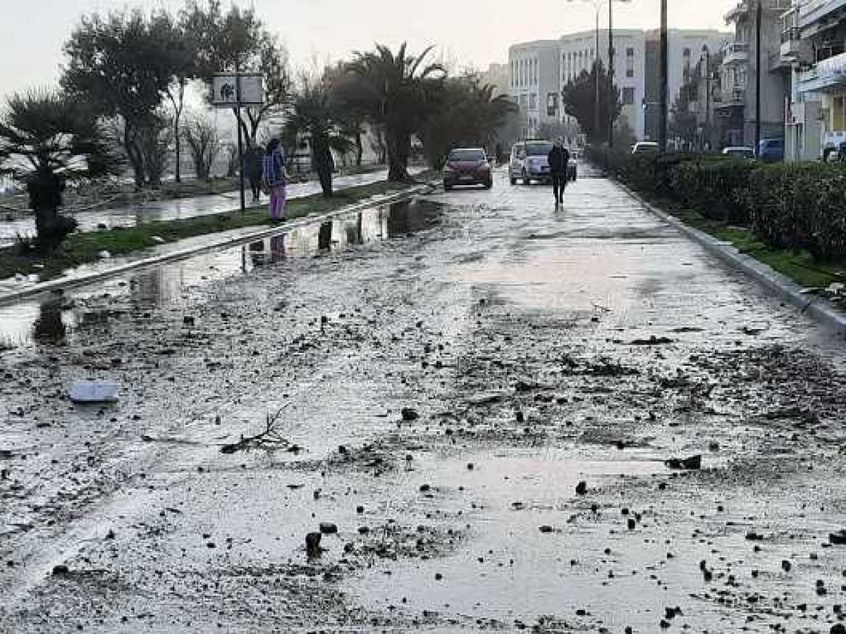  Καβάλα: Η θάλασσα βγήκε στην οδό Τενέδου-  Ο δρόμος γέμισε με νερό και πέτρες