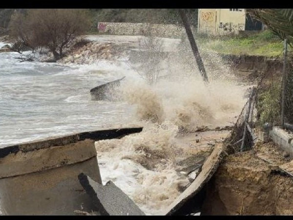 Κεφαλονιά | Η Θάλασσα καταπίνει τον παραλιακό δρόμο στη Σκάλα – 60 Κατοικίες χωρίς βιολογικό (video)