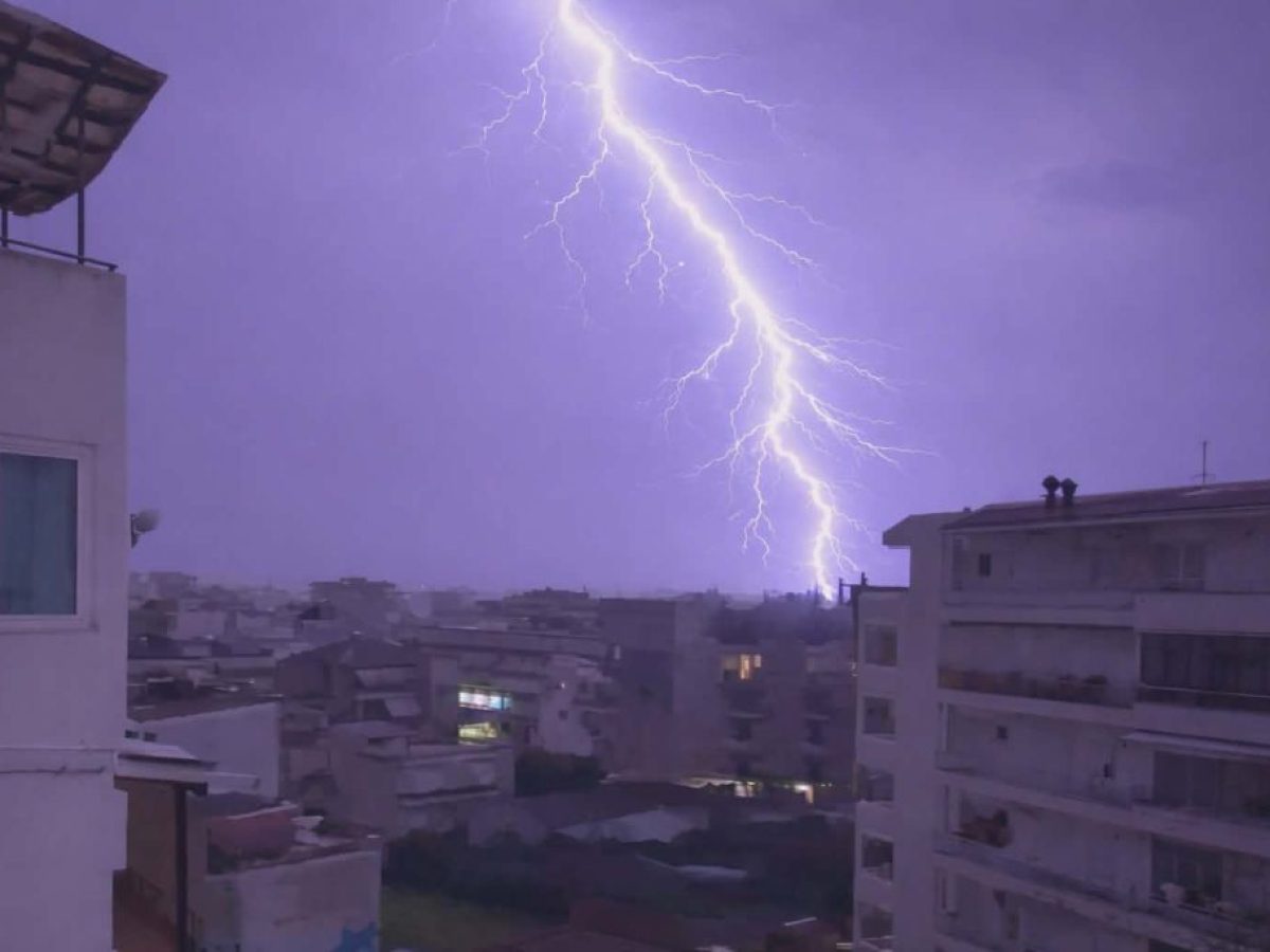 Κεραυνοί έκαναν τη νύχτα… μέρα στο Αγρίνιο