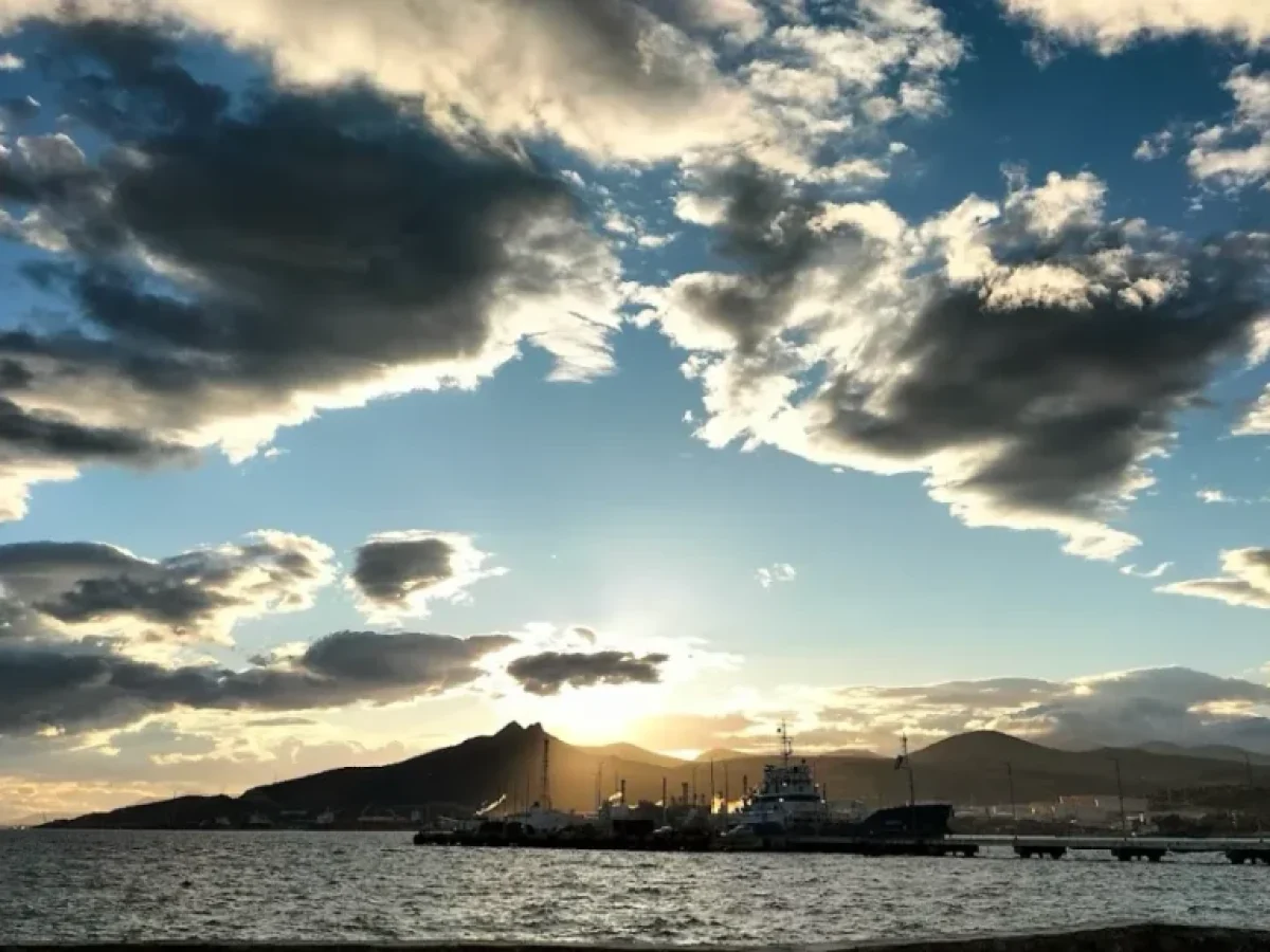 Καιρός Τσικνοπέμπτη στη Δυτική Αττική: Τι ώρα θα βρέξει σε Ελευσίνα, Ασπρόπυργο, Μέγαρα – Το «παράθυρο» για ψήσιμο