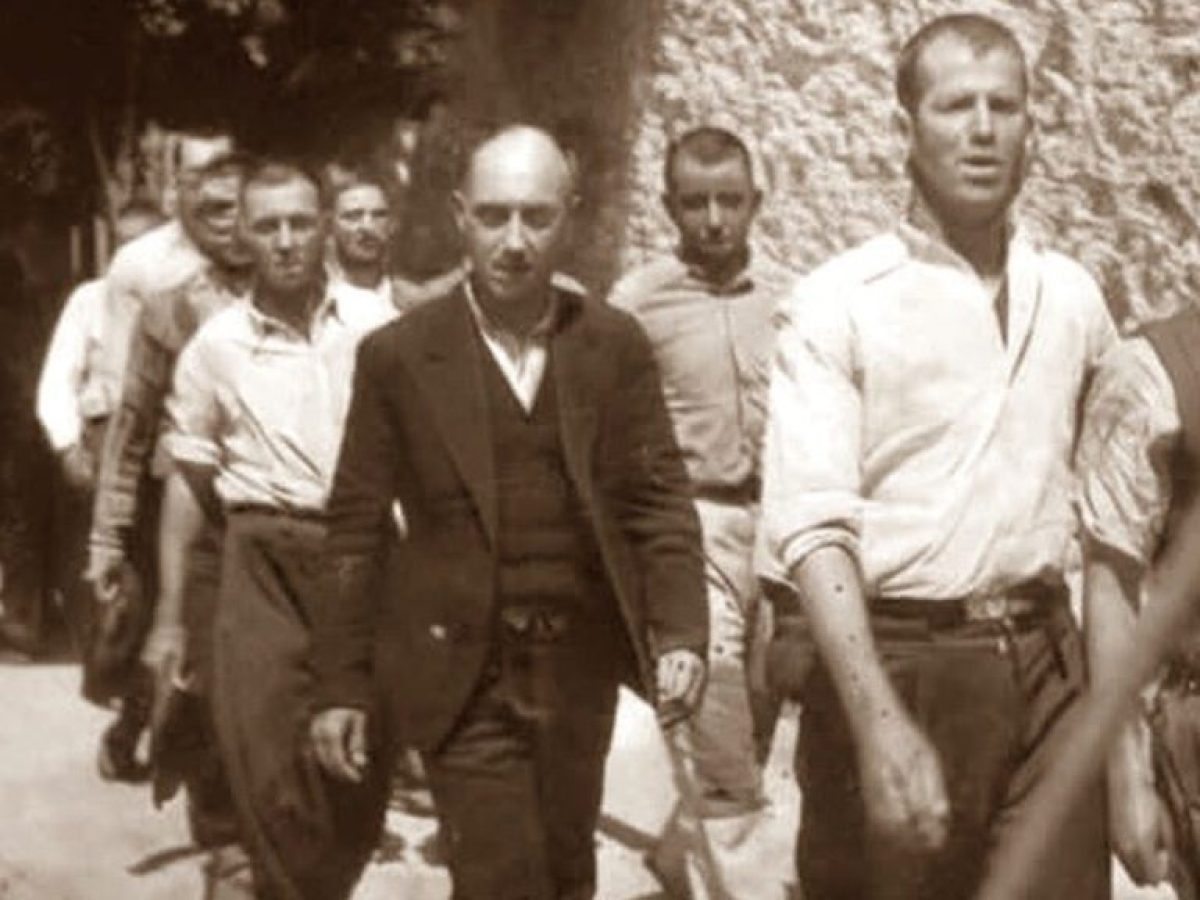 Καισαριανή: Οι φωτογραφίες με τους 200 εκτελεσθέντες αντιστασιακούς και οι πρώτες ταυτοποιήσεις – Ο άνδρας με το λευκό πουκάμισο και ο νεαρός από τη Λαμία