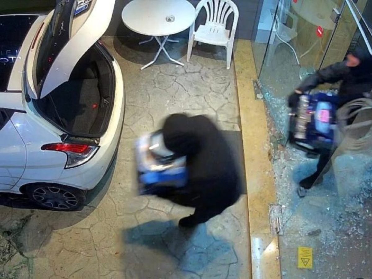 Κινηματογραφική διάρρηξη σε επιχείρηση με πισίνες στη Βάρη – Δίνουν αμοιβή σε όποιον αναγνωρίσει τους δράστες (VIDEO)