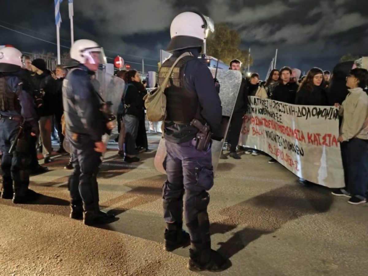 Κινητοποίηση για τους 15 νεκρούς στη Χίο: Σωματεία και αγρότες κατέβηκαν στο λιμάνι του Βόλου