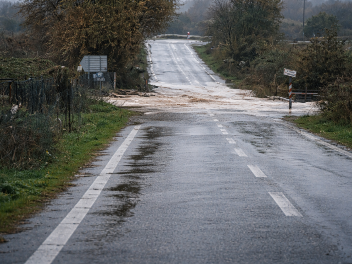Κλείνει δρόμος στα Μεγάλα Καλύβια λόγω πλημμυρών