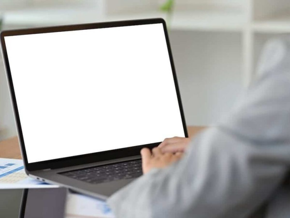 Κλείνεις απλώς το καπάκι του laptop; Πότε η συνήθεια αυτή επηρεάζει την απόδοση
