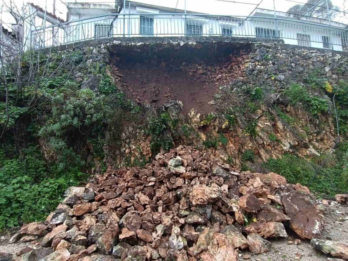 Κλειστή η οδός Λιμναίας στην Αμφιλοχία-Ανησυχία για την κατολίσθηση δίπλα σε σπίτια