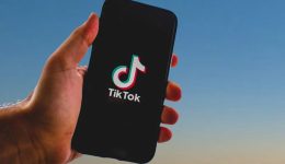 komision-to-TikTok-epireazi-ti
