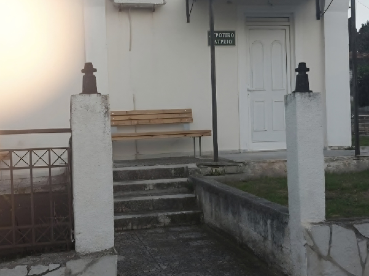 ΚΟΡΙΝΘΟΣ: Η φωτογραφία της ημέρας! -Που “φύτρωσε” το παγκάκι!