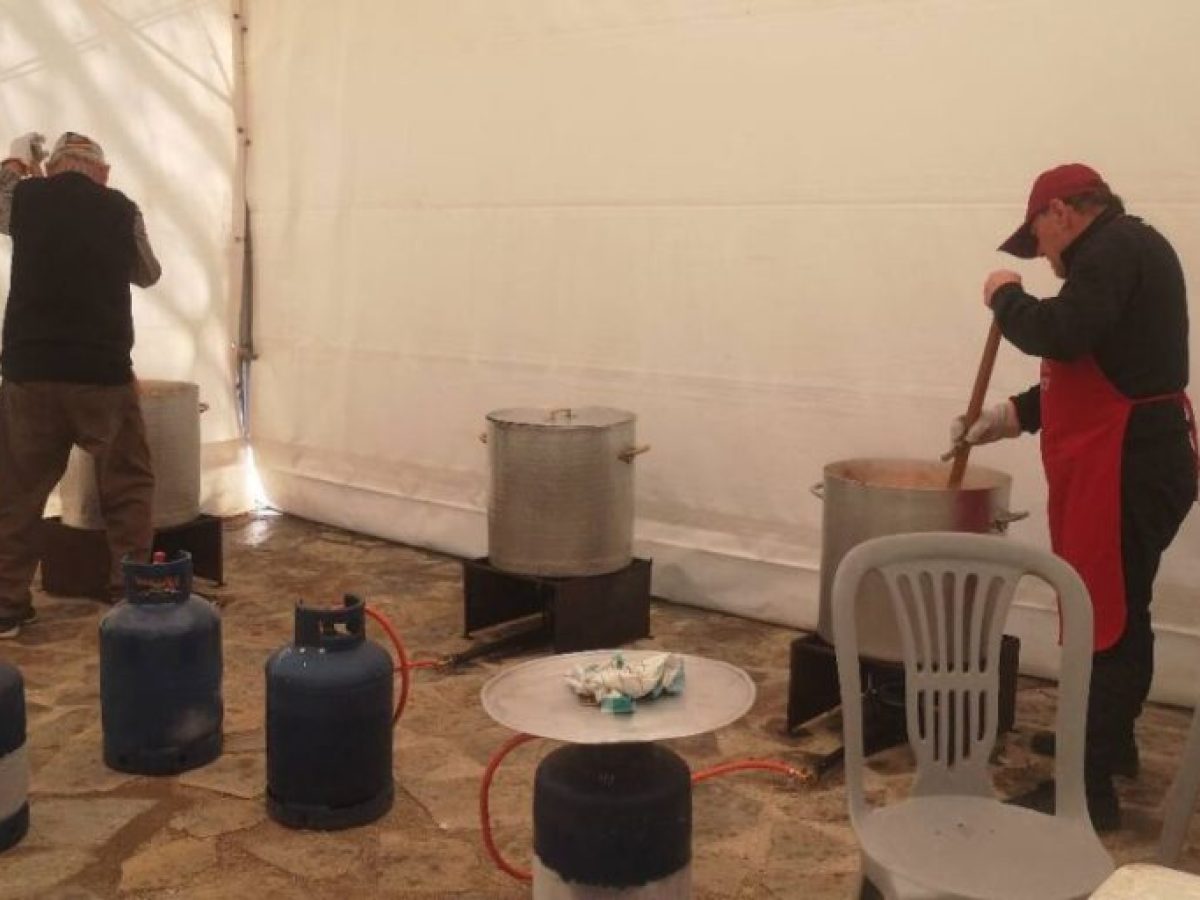 Κούλουμα στο Ρίζωμα: Αδιαχώρητο γύρω από τα καζάνια με φασολάδα, χαλβά και λαγάνες