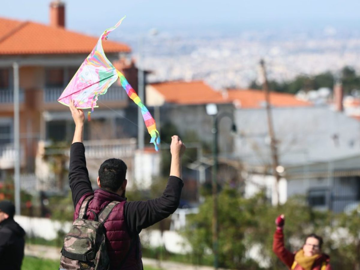 Κούλουμα: Τηρήθηκε το έθιμο της Καθαράς Δευτέρας σε όλη τη χώρα με λαγάνα, φασολάδα, χαρταετούς, χορό και κρασί