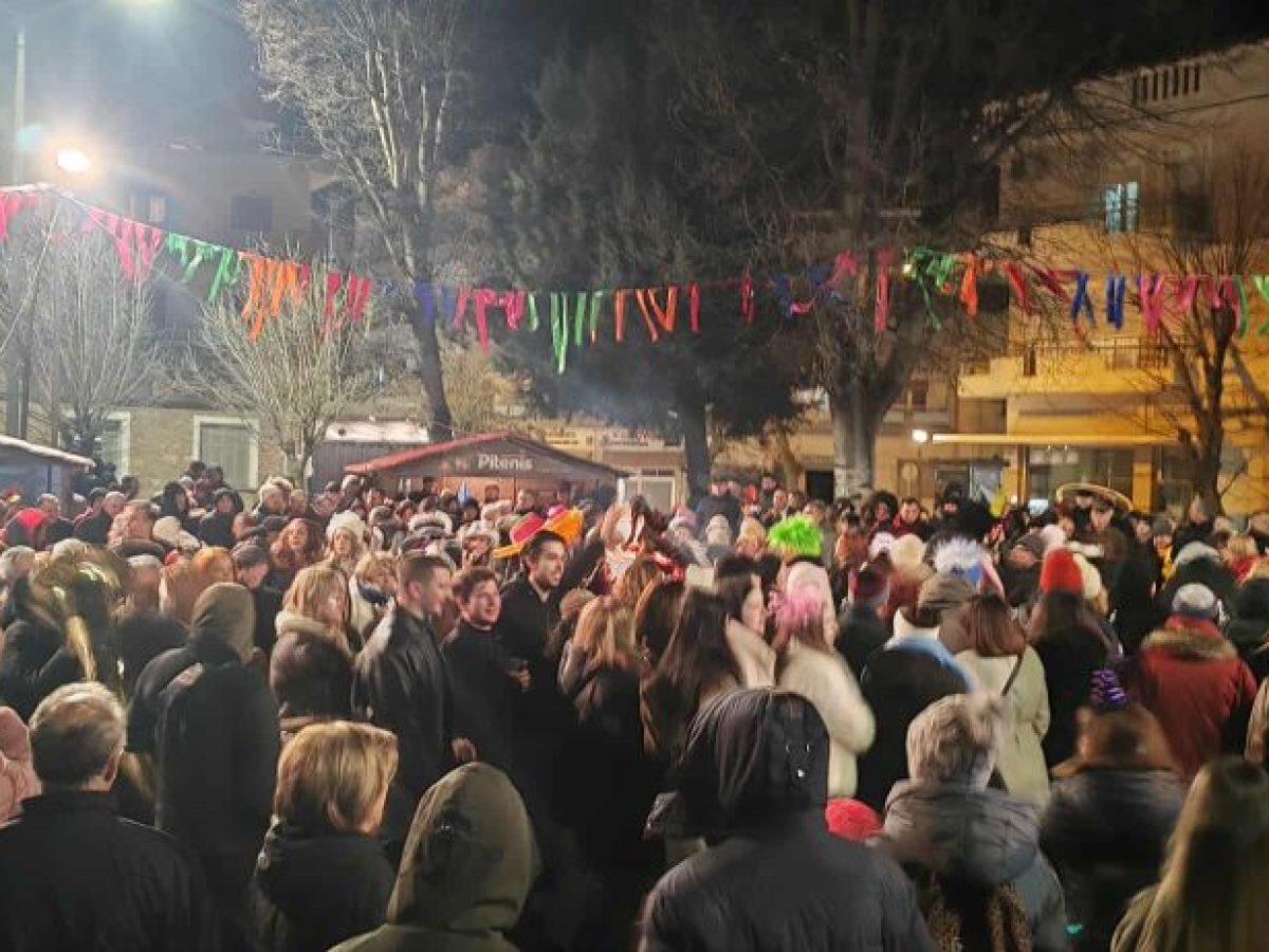 Κοζάνη: Γλέντι χορός και τραγούδι γύρω από τον Φανό – Η πόλη πήρε φωτιά