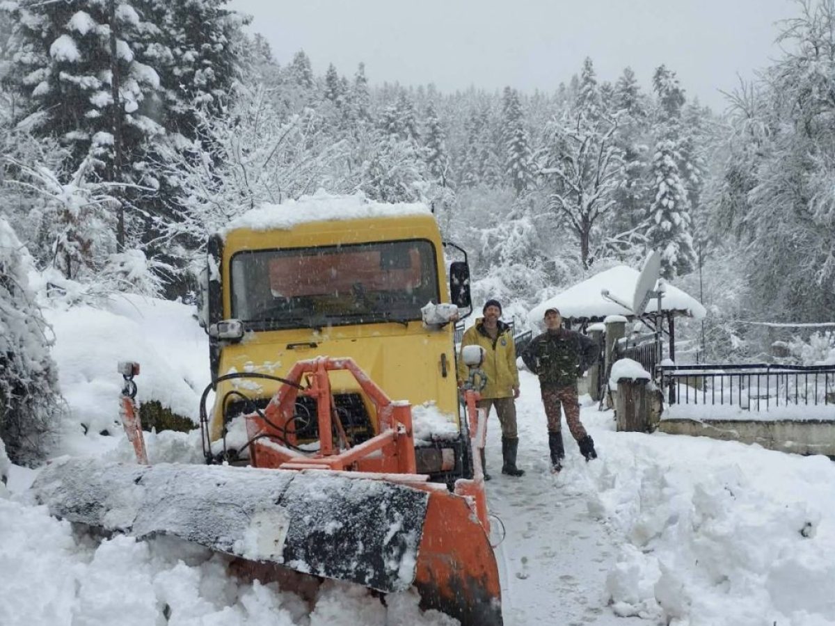 Κρανιά στα Λευκά: Χιονόπτωση και ηρωισμός των χειριστών αποχιονισμού