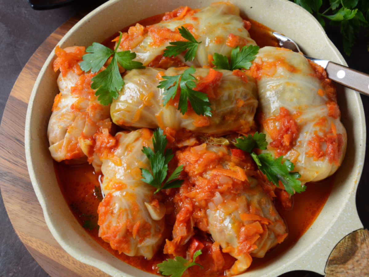 Λαχανοντολμάδες στον φούρνο με σάλτσα ντομάτας – Μία κλασική συνταγή