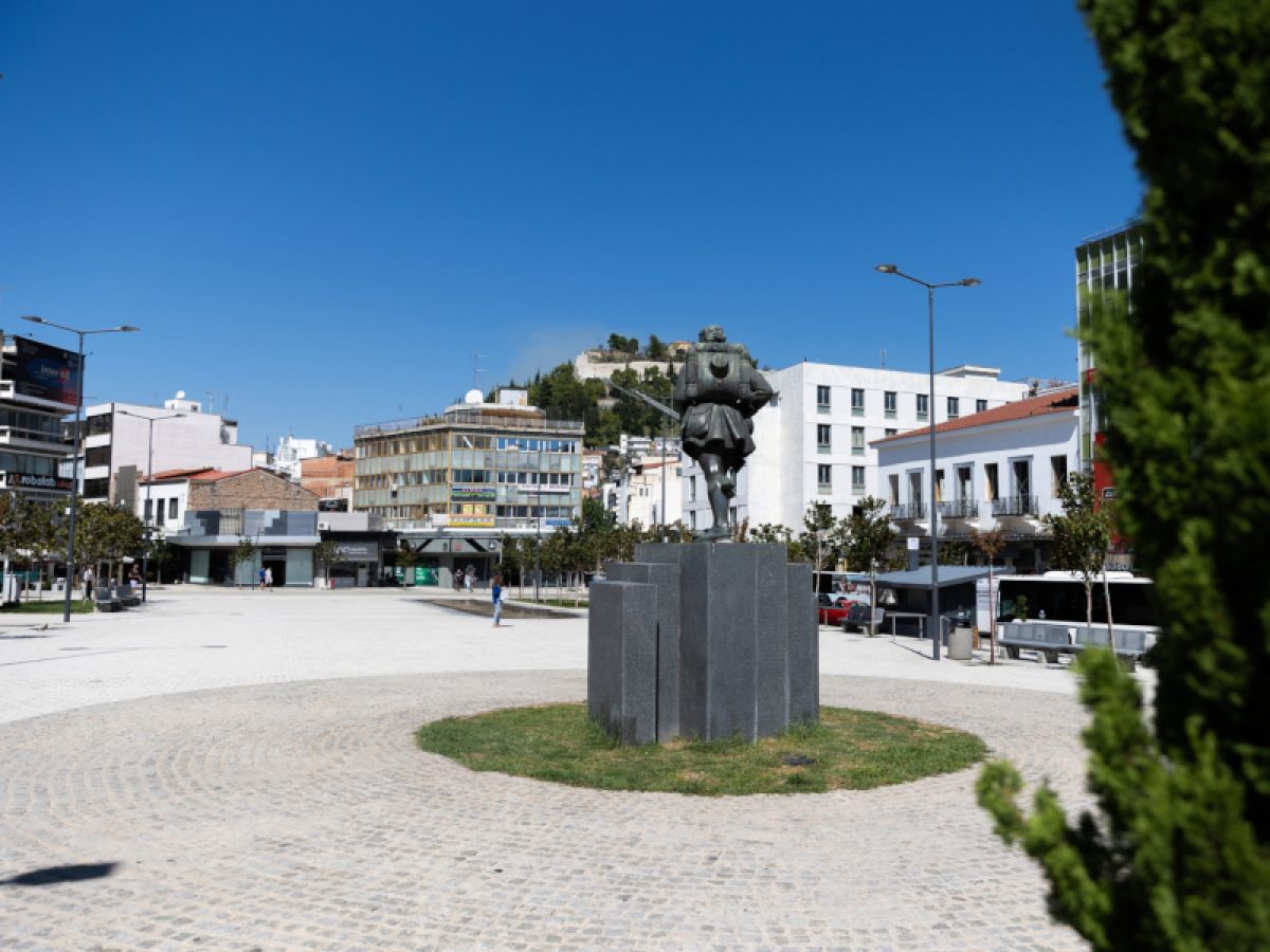 Λαμία: Ηλικιωμένος αυνανιζόταν σε κεντρική πλατεία, μπροστά σε ανήλικες