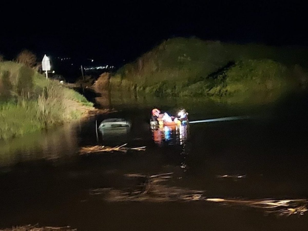 Λάρισα: Αυτοκίνητο έπεσε σε αυλάκι και ένας άνδρας εγκλωβίστηκε! (φώτο και βίντεο)