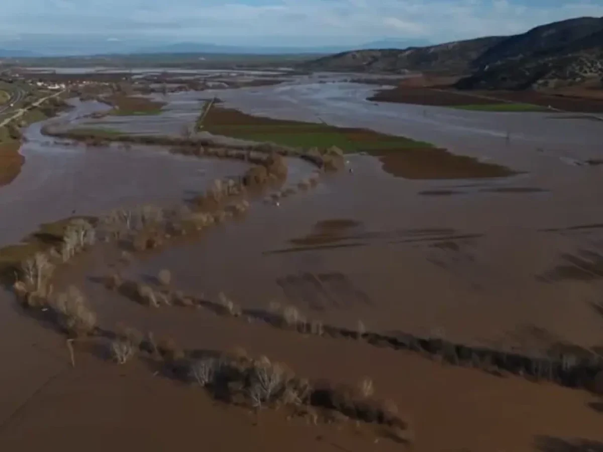 Λάρισα: Καφέ «θάλασσα» ο Πηνειός – Ξεχείλισε και «έπνιξε» καλλιέργειες – ΒΙΝΤΕΟ