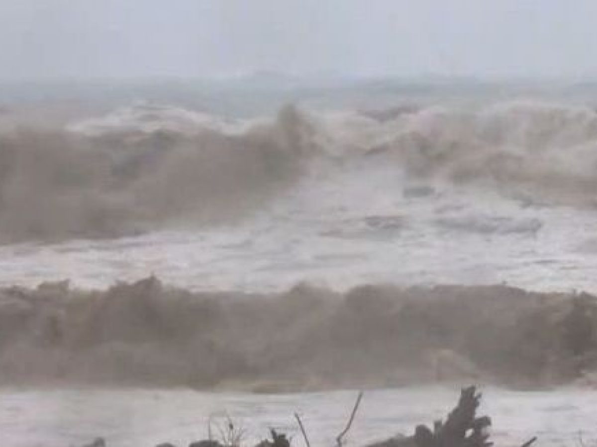 Λάρισα: Πλημμύρισε ο Αγιόκαμπος από ρέμα που υπερχείλισε – Δρόμοι και θάλασσα έγιναν ένα (ΒΙΝΤΕΟ)