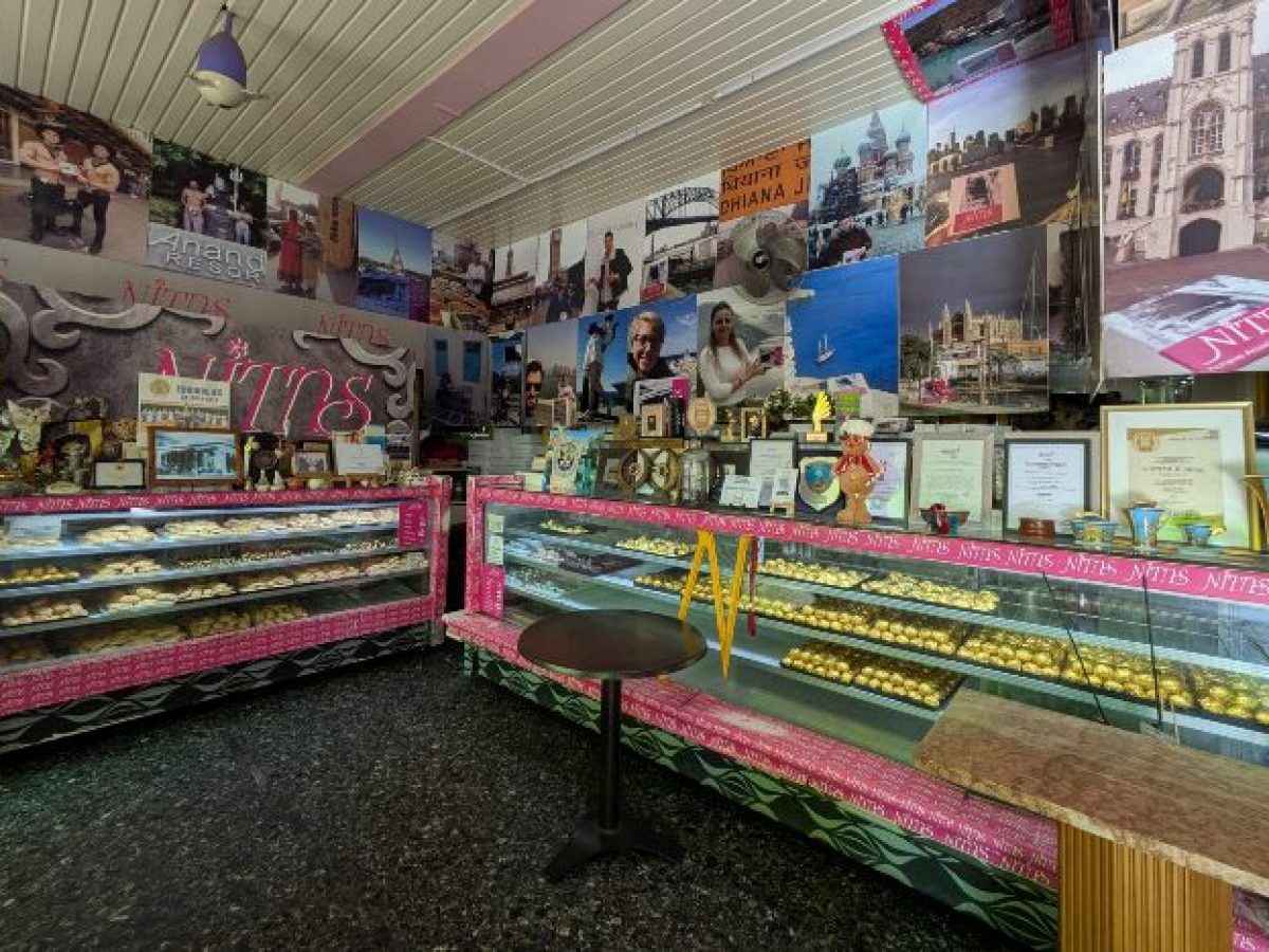 Λαύριο: Το 151 ετών ζαχαροπλαστείο με τους θρυλικούς εργολάβους που γλυκαίνουν επισκέπτες από όλο τον κόσμο