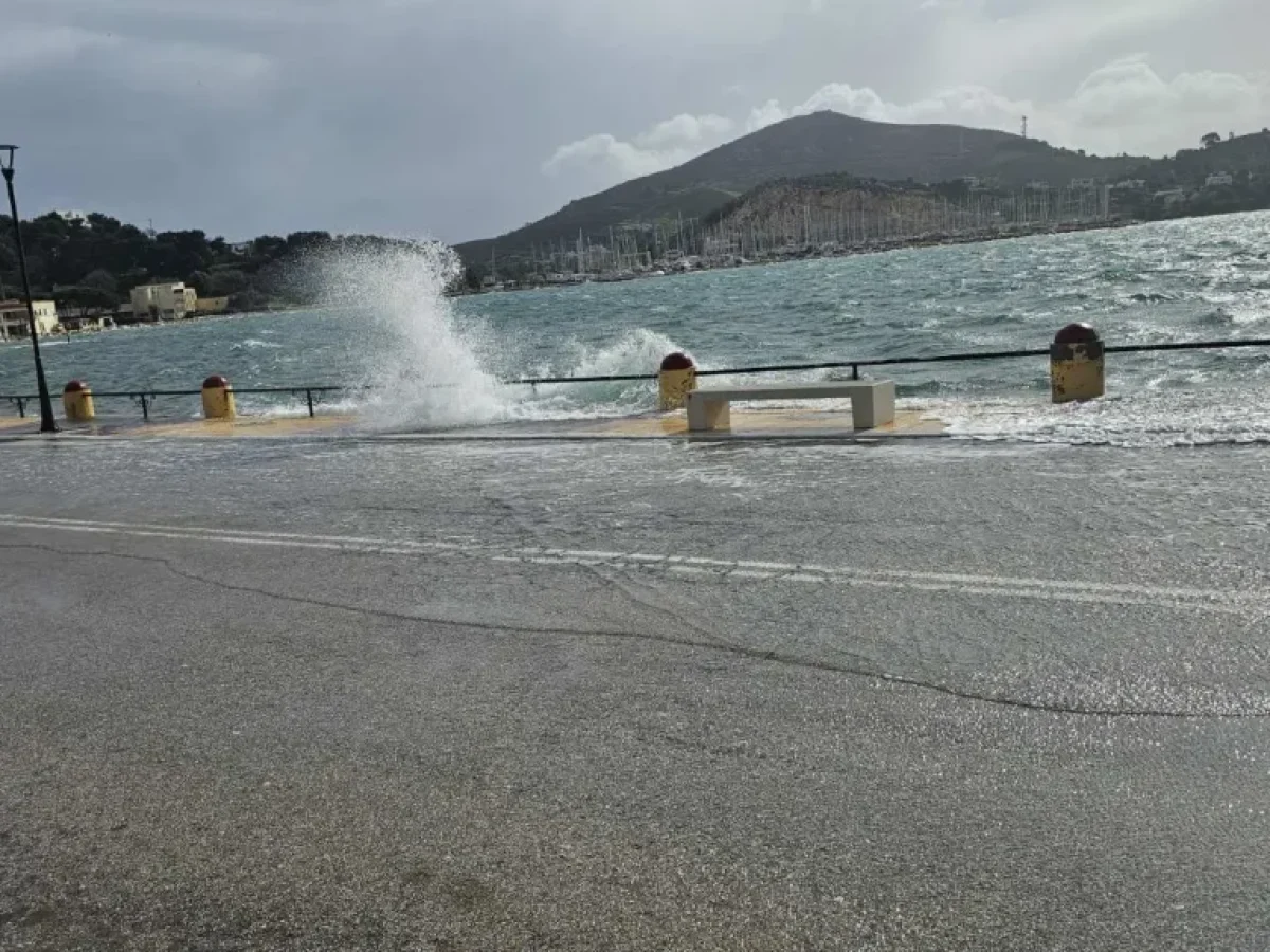 Λέρος: Μετατράπηκε σε… λίμνη ο παραλιακός δρόμος στο Λακκί λόγω κακοκαιρίας