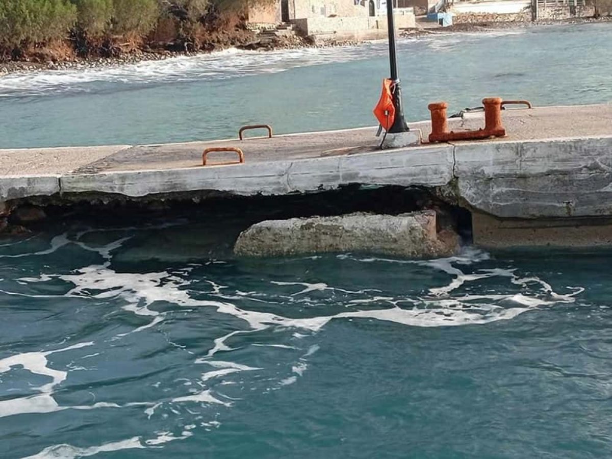 Λιμεναρχείο Καλύμνου: Φθορές και υποσκαφή στο λιμενοβραχίονα Μυρτιών – Σύσταση αποφυγής χρήσης.