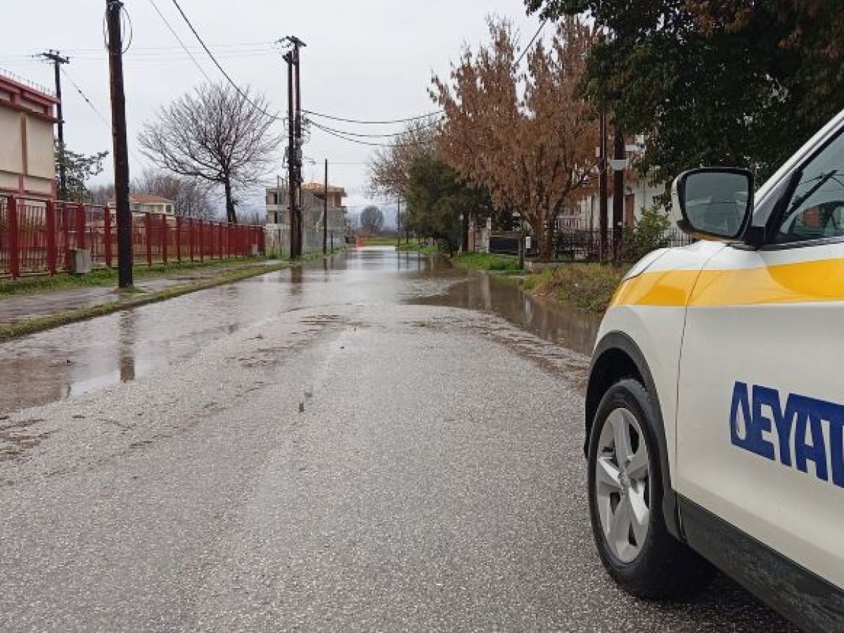 «Λίμνη» η περιοχή στα σχολεία και το γήπεδο της Αγίας Μονής- Άμεση η επέμβαση της ΔΕΥΑΤ