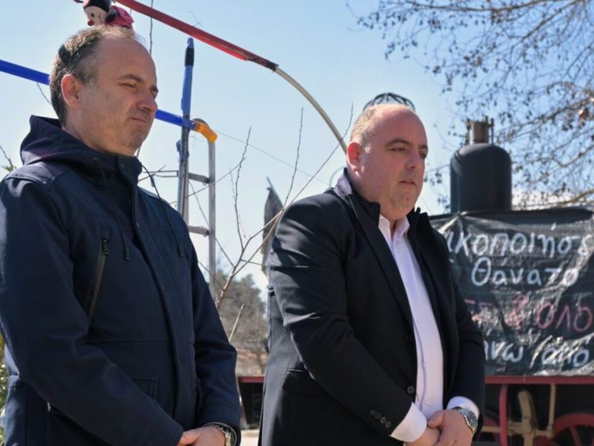 «Λουλούδια και ενός λεπτού σιγή στη μνήμη των θυμάτων των Τεμπών» (φώτο)