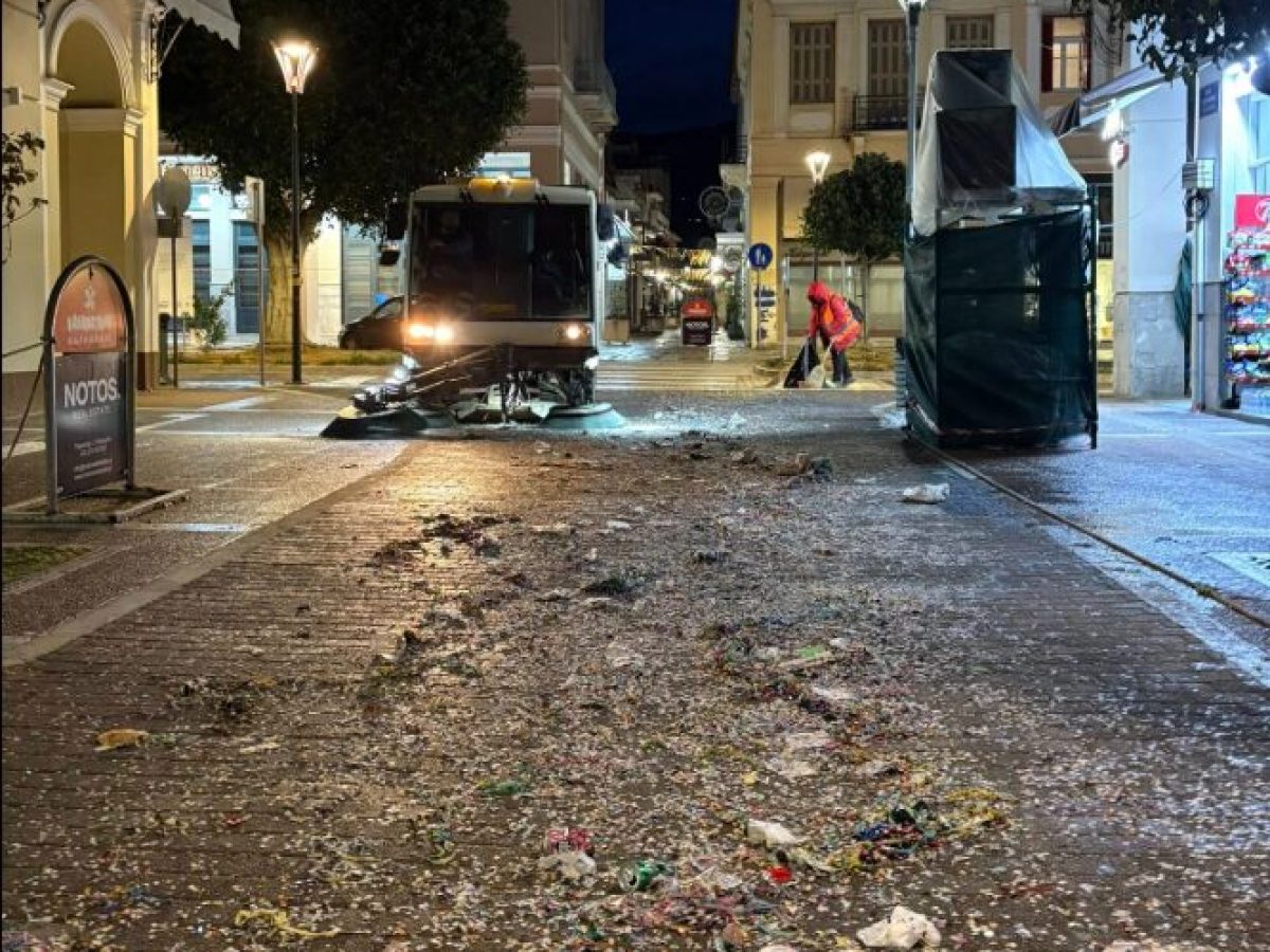 “Μάχη” από τα ξημερώματα για να καθαριστεί το κέντρο της Καλαμάτας απ’ όσα άφησε πίσω του το ξέφρενο πάρτι του Καρναβαλιού