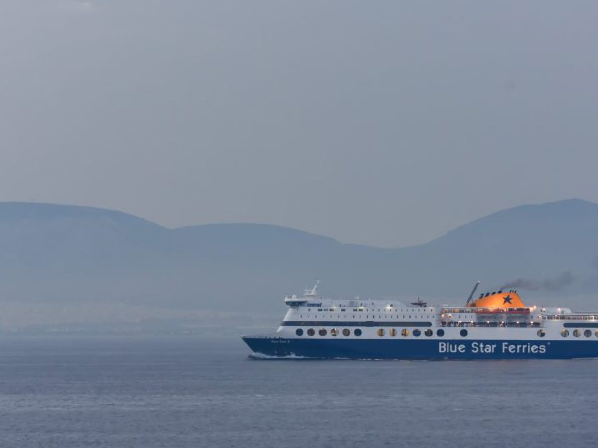 Μάχη με τα μανιασμένα κύματα έδωσε το Blue Star Chios για να πιάσει λιμάνι στην Κάρπαθο