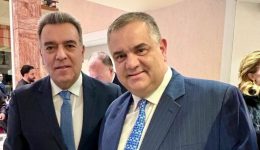 manos-konsolas-i-nea-dimokratia
