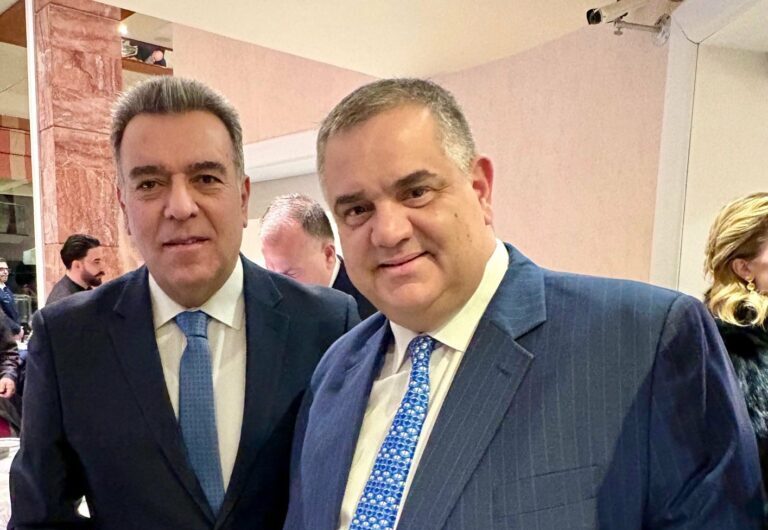 manos-konsolas-i-nea-dimokratia