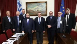 manos-konsolas-o-tourismos-na