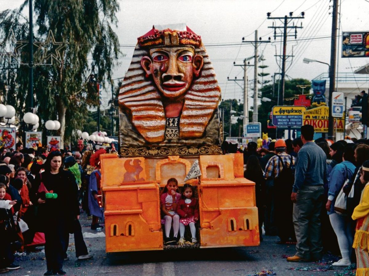 Μασκαράδες, κομφετί και μια γεμάτη Μαραθώνος – Το πρώτο καρναβάλι του 1998 στη Νέα Μάκρη