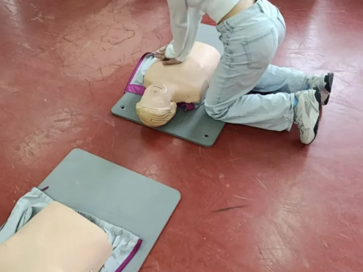 Μαθήματα Ζωής στο 1ο ΕΠΑΛ Κασσάνδρας: Οι Μαθητές Εκπαιδεύονται στις Πρώτες Βοήθειες