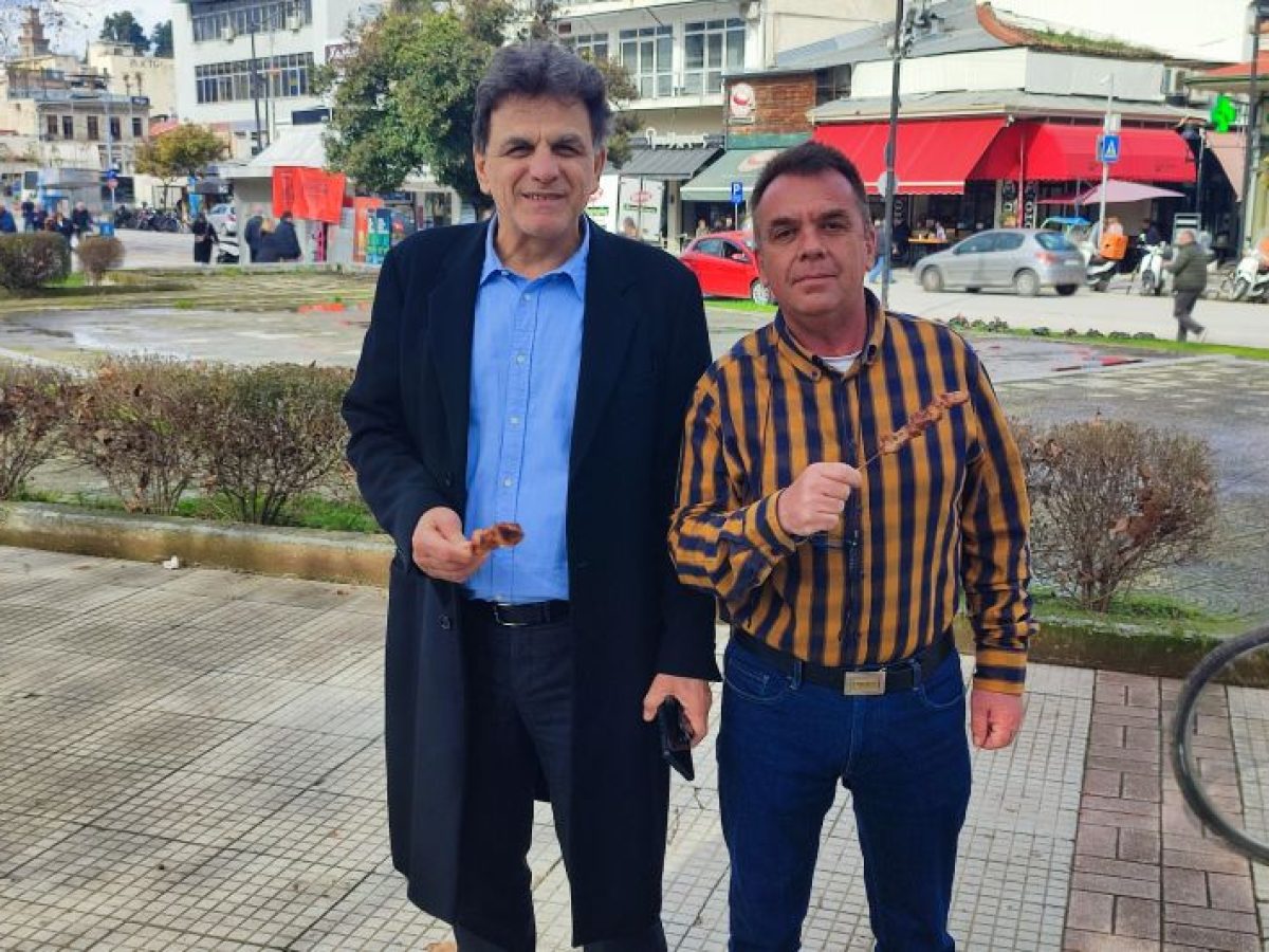 Με ένα σουβλάκι στο χέρι, έτσι για το καλό…
