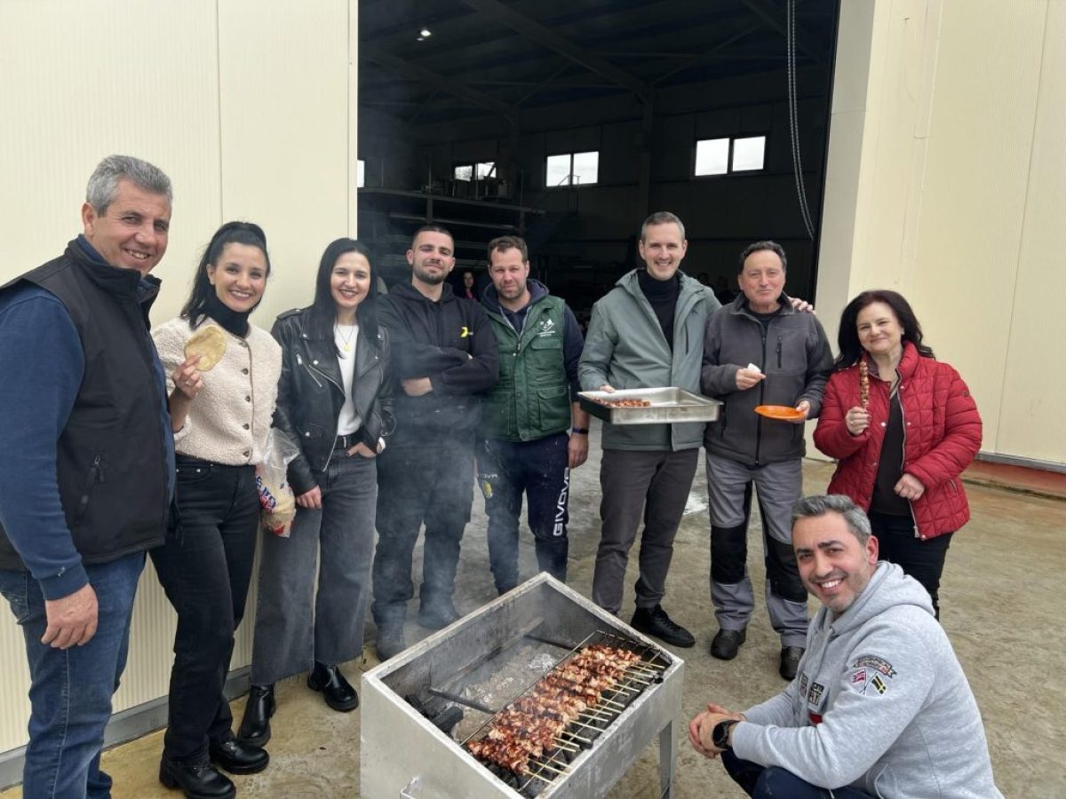 Με επιτυχία ο εορτασμός της Τσικνοπέμπτης στην εταιρεία κουφωμάτων αλουμινίου του Βασίλη Νικολέτα