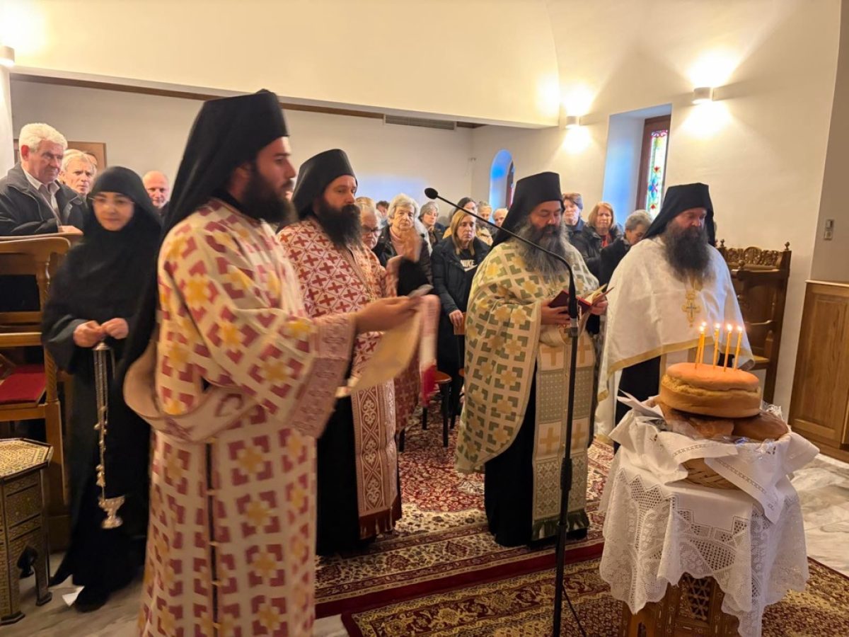 Με λαμπρότητα και βαθιά συγκίνηση τελέστηκε ο πανηγυρικός εσπερινός προς τιμή της Οσίας Φιλοθέης της Αθηναίας στο Μοναστήρι του Αγίου Νικολάου – Αύρας