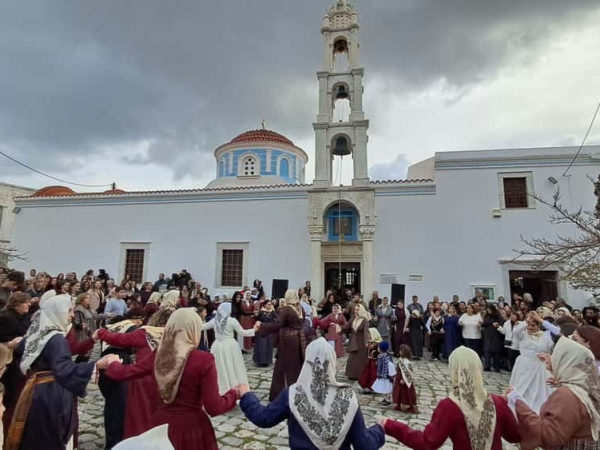 Με μαζική συμμετοχή ο Χορός της Τυρινής στον αυλόγυρο της Παναγιάς Κεχαριτωμένης στη Χώρα και ο Εσπερινός του Συγχώριου- Από τις ζωντανές παραδόσεις της Καλύμνου (video)