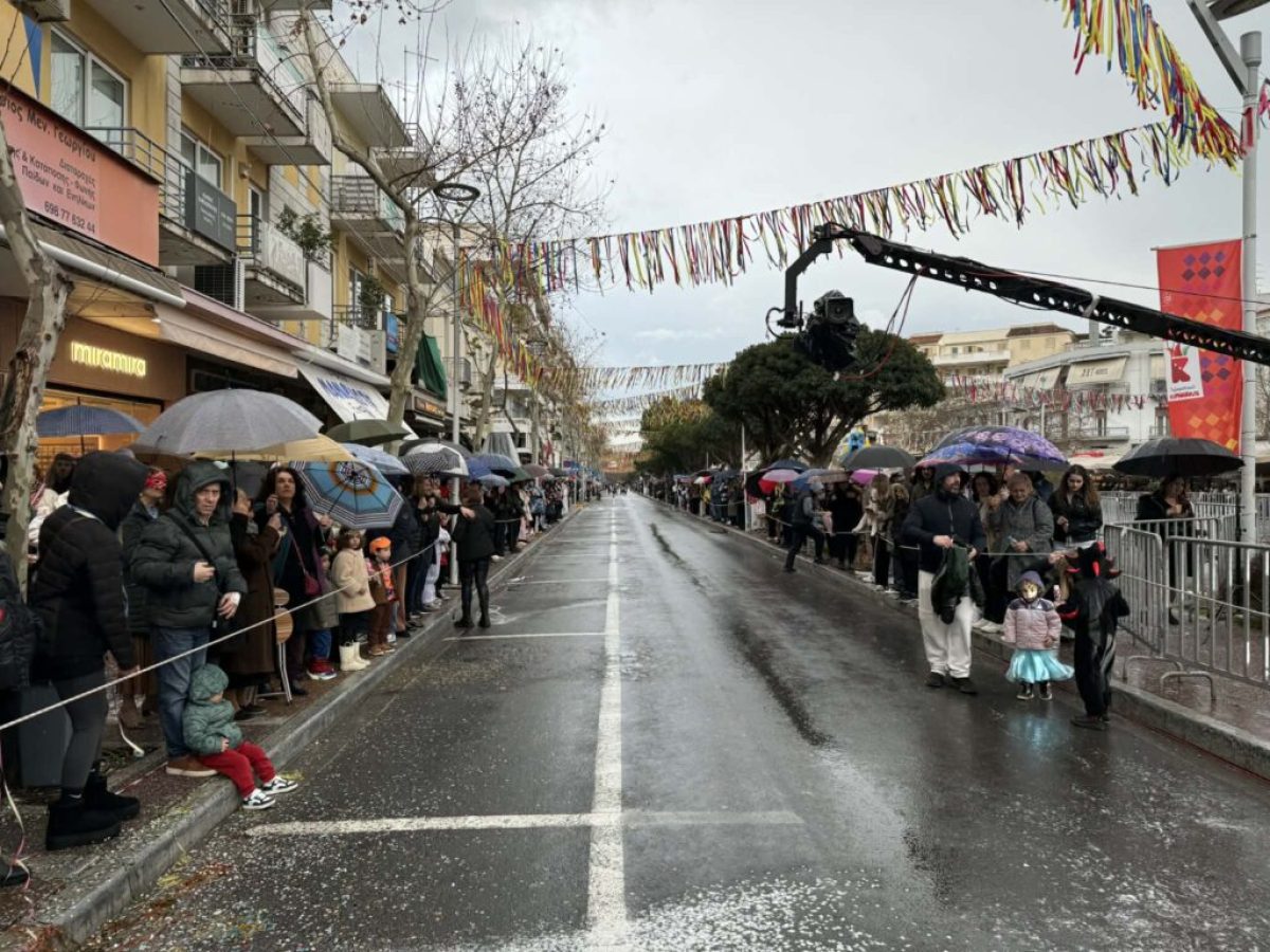 Με ψιλόβροχο η τελετή λήξης του 13ου Καλαματιανού Καρναβαλιού