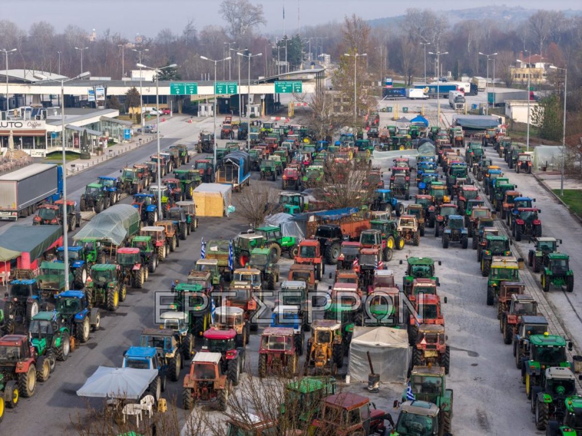Με τα τρακτέρ τους στην πόλη οι αγρότες από το μπλόκο του Προμαχώνα