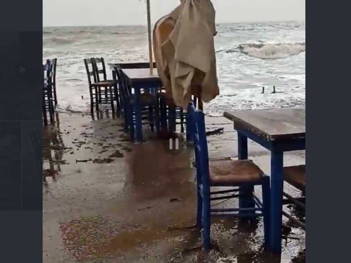 Μέχρι τις ταβέρνες έφτασαν τα νερά στην Παραλία Μαραθώνα – Δείτε βίντεο