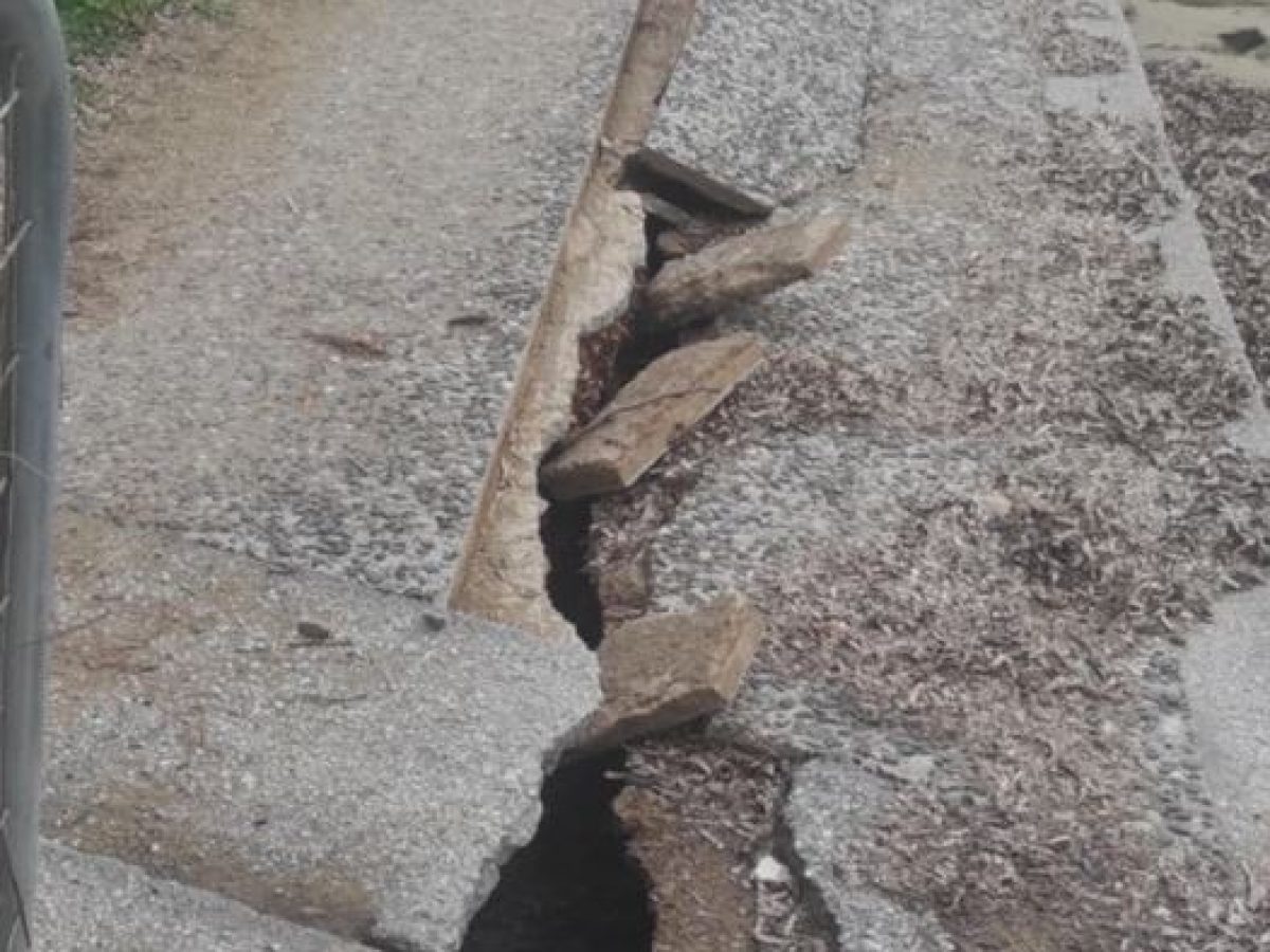 Μεγάλες ζημιές στην Παραλία Μαραθώνα – Κατέρρευσε σε τουλάχιστον τρία σημεία ο πεζόδρομος (φωτογραφίες)