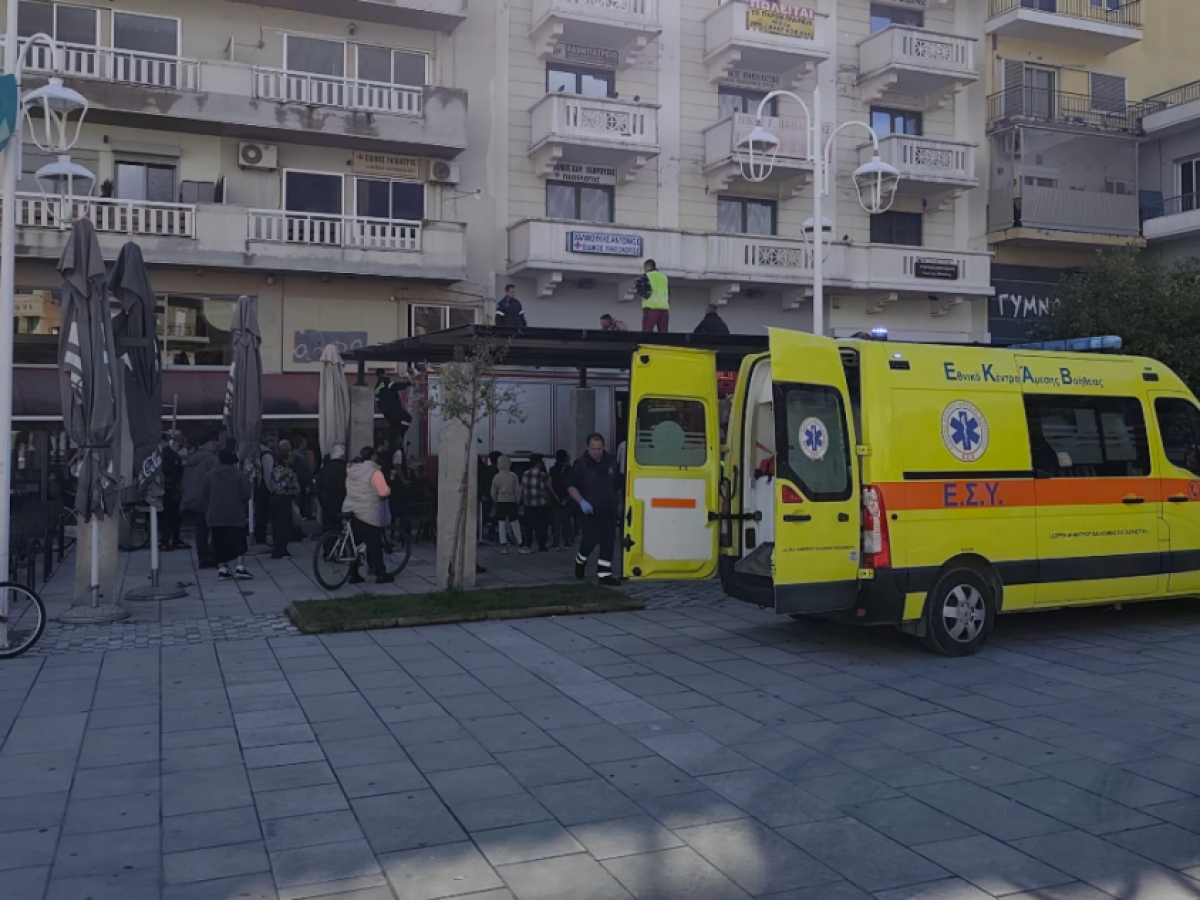Μεσολόγγι: Επιχείρηση Πυροσβεστικής και ΕΚΑΒ για τη μεταφορά τραυματισμένου εργάτη στην κεντρική πλατεία