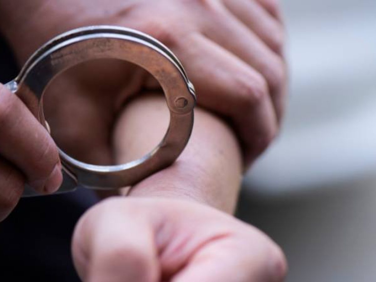 Μεσολόγγι: Σύλληψη οδηγού για απόπειρα ανθρωποκτονίας – Επιτέθηκε με μαχαίρι σε πεζό μετά από καβγά