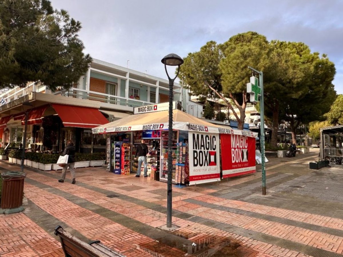 Μετακινούνται όλα τα περίπτερα στην πλατεία Βούλας