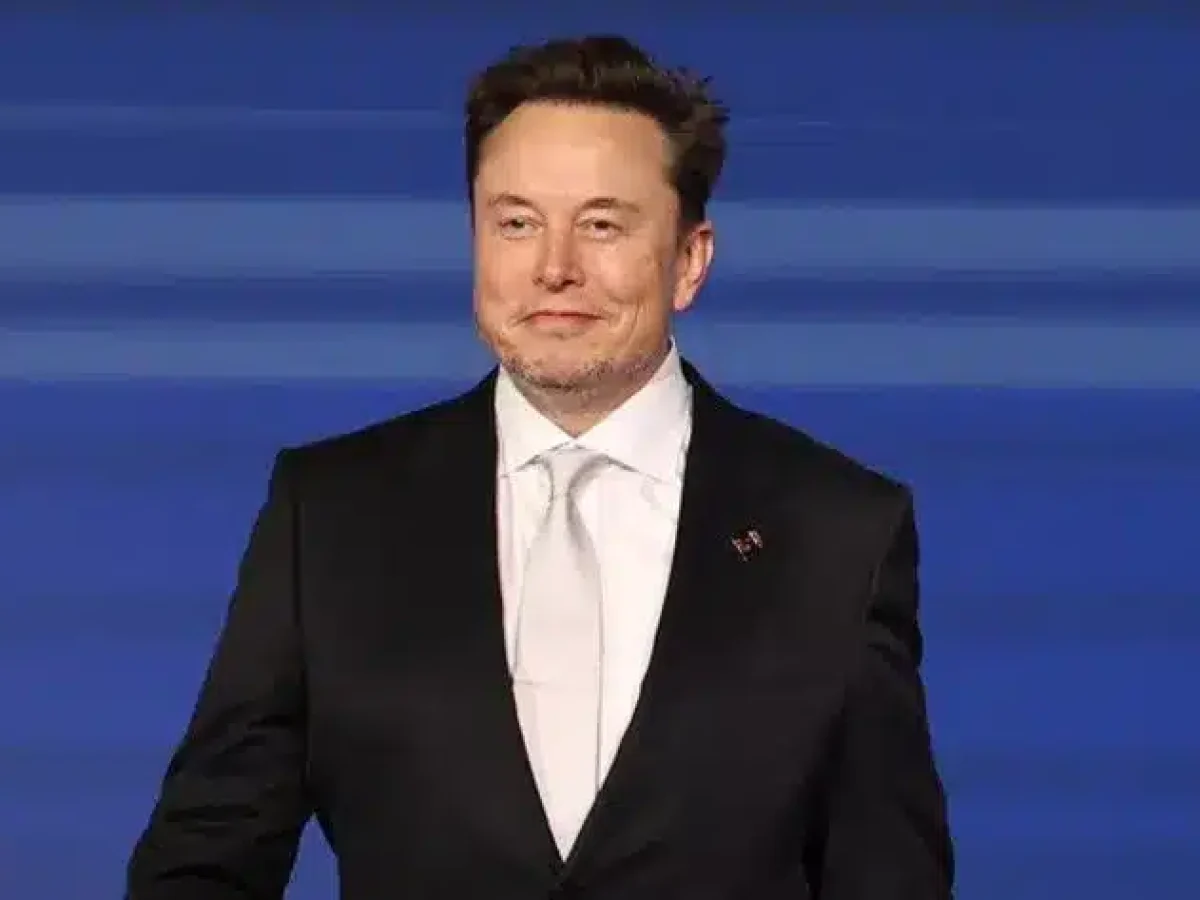 Μια «αυτοαναπτυσσόμενη» πόλη στη Σελήνη λέει ότι θα φτιάξει άμεσα ο Ελον Μασκ