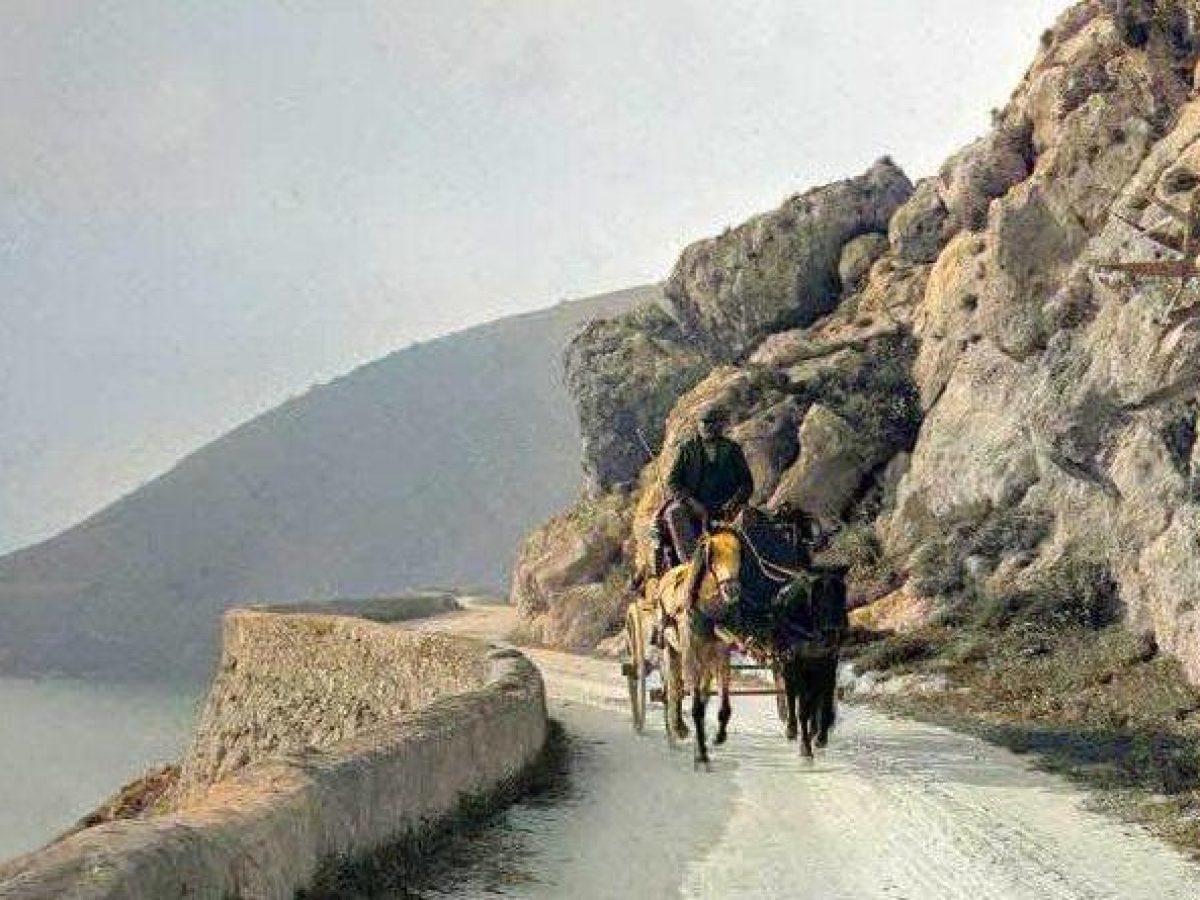 Μια άμαξα στο δρόμο Φάρσα –Αργοστόλι στο μακρινό 1916 [εικόνα]