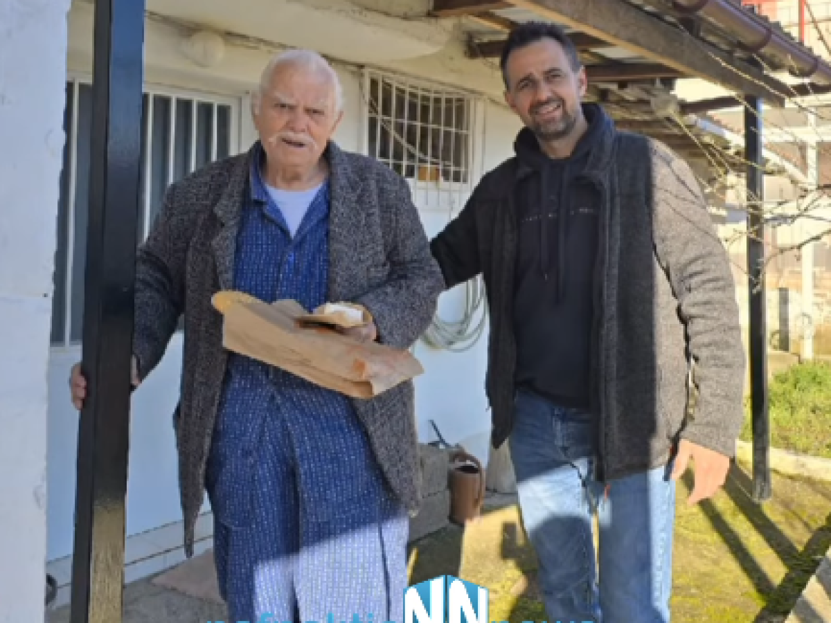 Μια ζεστή αγκαλιά από τον Γιώργο Παπανακλή στους κατοίκους της Στίλιας Δωρίδας – Μοίρασε λαγάνες και χαλβά στους συγχωριανούς του.